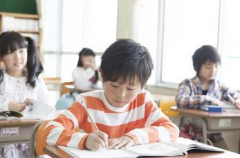 小学校に進学すると、新しい環境に戸惑うなか、さまざまな学習がはじまります。国語では、ひらがなに続いて80字の漢字を学習し…