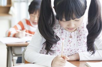 小学1年生で習う漢字は全部で80字ですが、小学2年生になると倍の160字を覚えなければな…