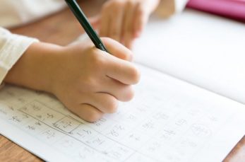 中学受験の国語の試験で必ず出題される漢字の読み書き。「なかなか覚えられない」と悩む受験生も少なくないはず。そこで、漢字を…