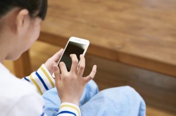 現代人にとってもはや必需品となった「スマートフォン」。最近では小学生でもスマホを持っていたり、自分用は持っていなくても親…