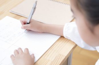 運筆力の向上に鉛筆の使用が推奨されているため、小学校ではシャープペン禁止が一般的です。ですが、中学受験勉強が始まり通塾す…