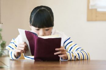 国語の成績を上げる方法として、読書は有効だとよく言われています。では、本を読まない子供は、どうすれば成績を上げられるので…