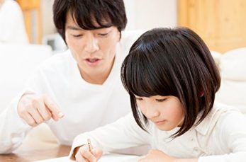 家庭学習を子供任せにするのではなく、みずから勉強を教える親御さんは多いことでしょう。親が教えるメリットはたしかに存在しま…