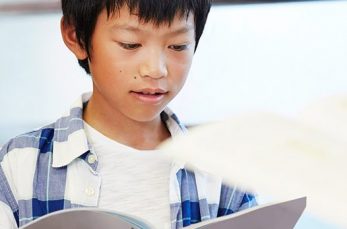 中学受験の指導をする塾講師や家庭教師の間で賛否両論あるのが「音読勉強法」です。音読というと