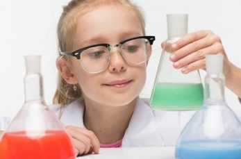 理科の化学分野では水溶液の性質を覚える必要があります。しかし、子どもは、塾のテキストに書かれている説明を読んでも、なかな…