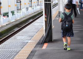通塾のため駅を歩く小学生のイメージ