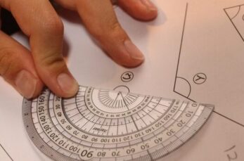 中学受験算数では、三角形の外角を上手に利用して角の大きさを求める問題がよく出ます。そんな外角に関する知識や問題を基本から…